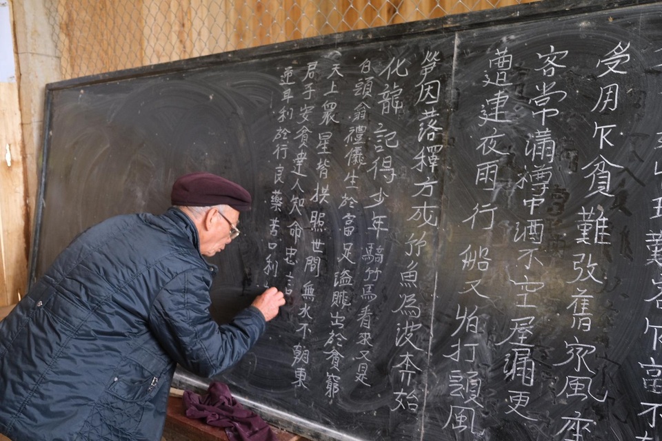 Những người cần mẫn cõng chữ dân tộc đến từng xã - 8