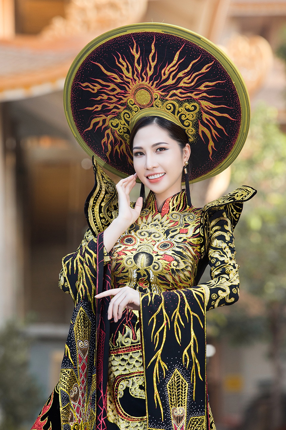 Á hậu Lục Bảo Quyên đẹp kiêu sa trong áo dài ‘Hoàng bào’ của NTK Tuấn Hải - 1 Á hậu Lục Bảo Quyên đẹp kiêu sa trong áo dài ‘Hoàng bào’ của NTK Tuấn Hải - 1