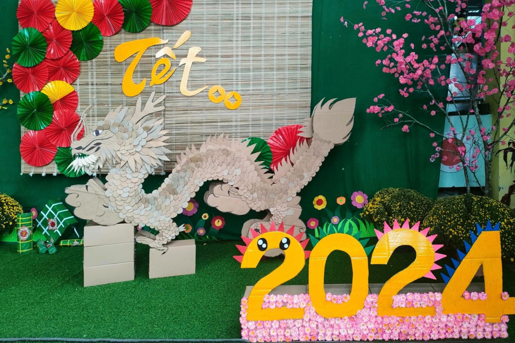 Linh vật rồng từ thùng giấy của giáo viên mầm non - 3 Linh vật rồng từ thùng giấy của giáo viên mầm non - 3
