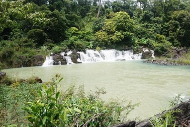 Đi chơi lễ, một thiếu nữ ngã xuống thác nước tử vong