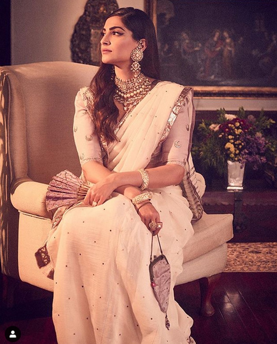 Minh tinh Ấn Độ Sonam Kapoor diện váy hở sâu khoe vòng một gợi cảm - 8 Minh tinh Ấn Độ Sonam Kapoor diện váy hở sâu khoe vòng một gợi cảm - 8