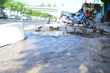 Vỡ ống nước sạch, hàng trăm hộ dân nguy cơ mất nước
