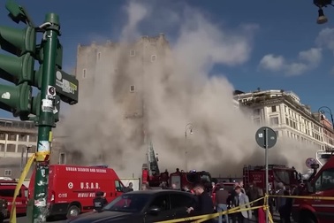 Khoảnh khắc sập tháp cổ ở Rome, một người chết