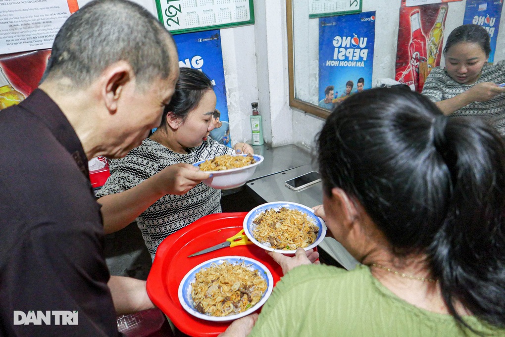 Độc đáo món bún múa lửa ở Hà Nội, ông chủ được trả tiền tỷ mua công thức - 6 Độc đáo món bún múa lửa ở Hà Nội, ông chủ được trả tiền tỷ mua công thức - 6