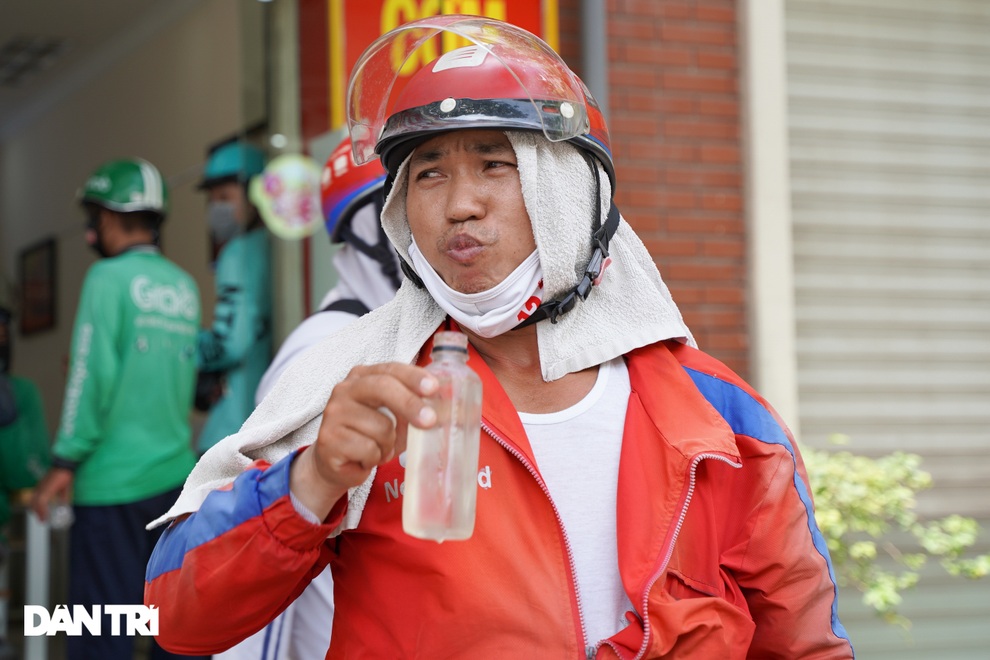 Shipper ở Hà Nội cháy đơn đợt nắng nóng, thu nhập không cao như lời đồn - 4 Shipper ở Hà Nội cháy đơn đợt nắng nóng, thu nhập không cao như lời đồn - 4