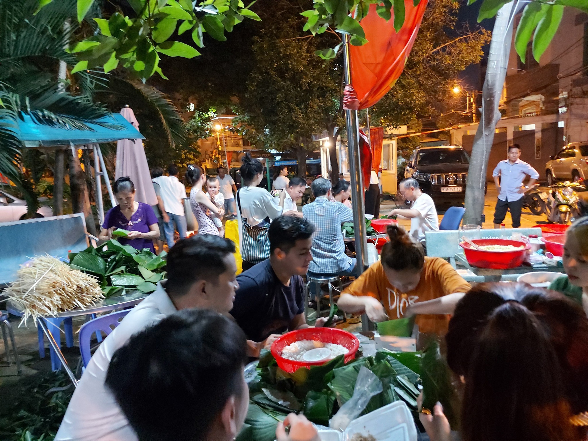 Trắng đêm gói bánh gửi đồng bào miền Trung ruột thịt - 7 Trắng đêm gói bánh gửi đồng bào miền Trung ruột thịt - 7