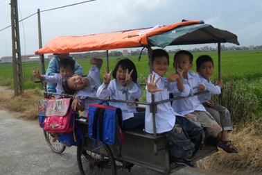Hai lúa đạp xích lô miễn phí đưa trẻ đến trường