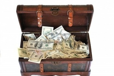 Đang quay phim bất ngờ tìm thấy hơn 180 tỉ đồng trong hòm gỗ cũ