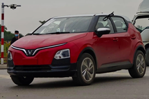 VinFast VF 5 Plus lộ ảnh nội thất thực tế, xe liên tục chạy thử trên đường