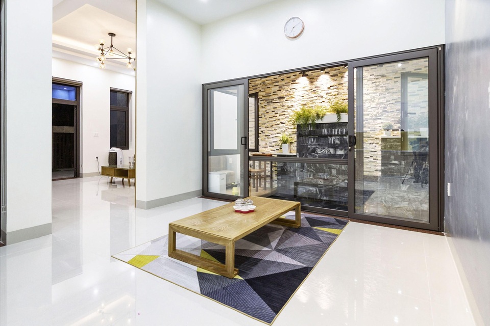 Vợ chồng làm nhà 850 triệu đồng đẹp như resort với giếng trời, bể cá Koi - 10