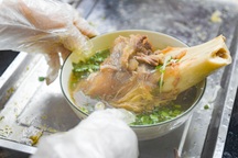 Bún bò "xương siêu to khổng lồ", quán bán 1.000 bát/ngày ở Hà Nội