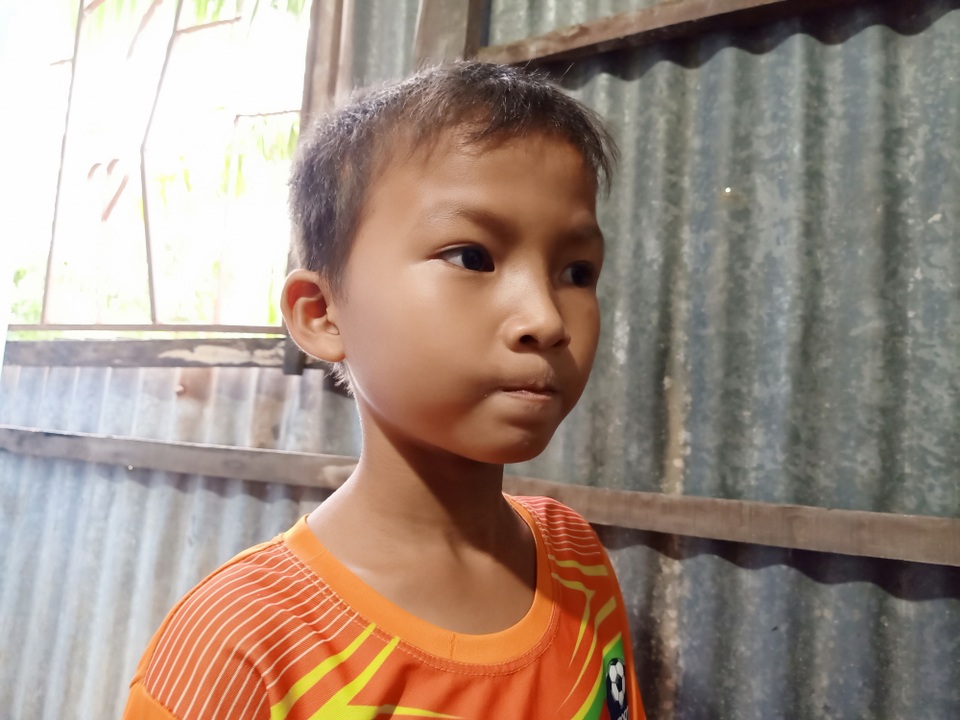 Cậu bé 9 tuổi vô thừa nhận ở với ngoại phải nghỉ học vì nhà nghèo xơ xác - 2 Cậu bé 9 tuổi vô thừa nhận ở với ngoại phải nghỉ học vì nhà nghèo xơ xác - 2