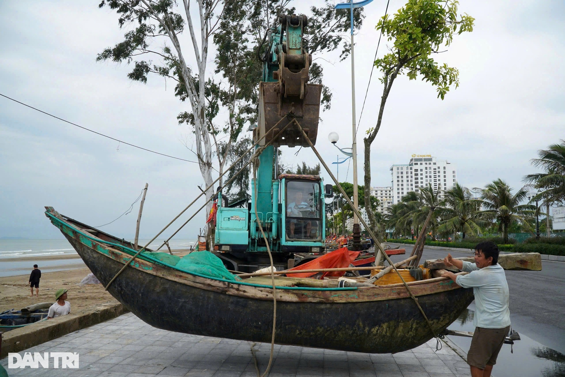 Người dân ven biển kéo tàu thuyền lên bờ, gia cố nhà cửa trước bão Yagi - 6