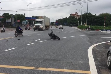 Bi hài xe máy bị kẹt tay ga xoay vòng liên tục giữa đường