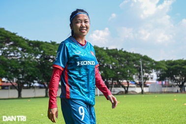 Huỳnh Như tập luyện dưới nắng nóng, muốn giành Vua phá lưới SEA Games 32