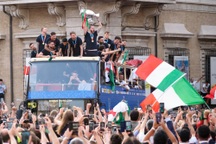 Choáng ngợp với cảnh biển người ăn mừng trong lễ diễu hành của tuyển Italia