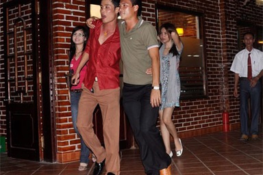 Thủy Tiên cùng Công Vinh dự sinh nhật con trai Dương Hồng Sơn