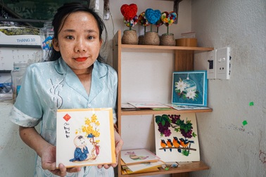 Người mẹ tí hon, lưng gù làm tranh giấy xoắn để nuôi con