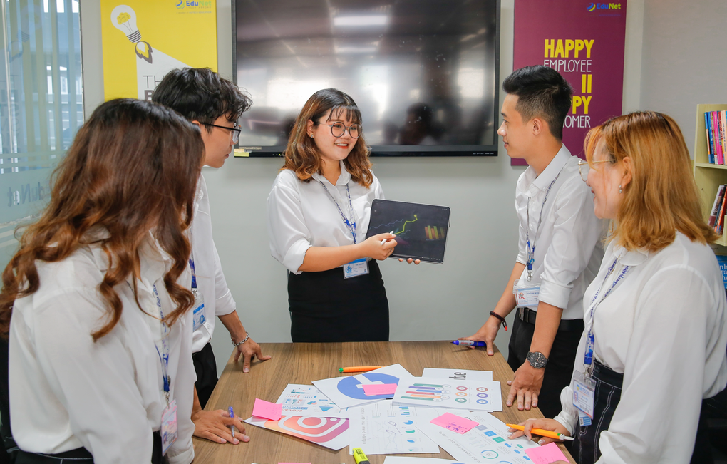 Từ vụ Ngọc Lan khóc nấc vì bảo hiểm: Ngành này đang được đào tạo ra sao? - 2 Từ vụ Ngọc Lan khóc nấc vì bảo hiểm: Ngành này đang được đào tạo ra sao? - 2
