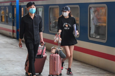 Giá vé máy bay tăng cao, công ty du lịch "chữa cháy" bằng xe khách, tàu lửa