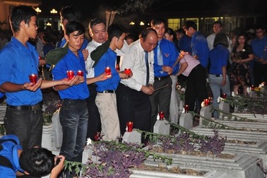 Phó Thủ tướng thắp nến tri ân liệt sĩ