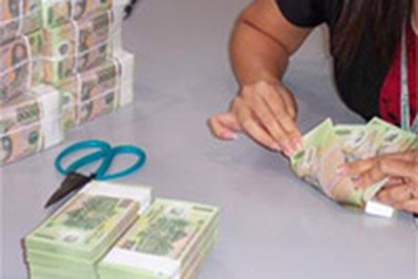 Lãi suất cho vay dồn dập tạo “đáy”