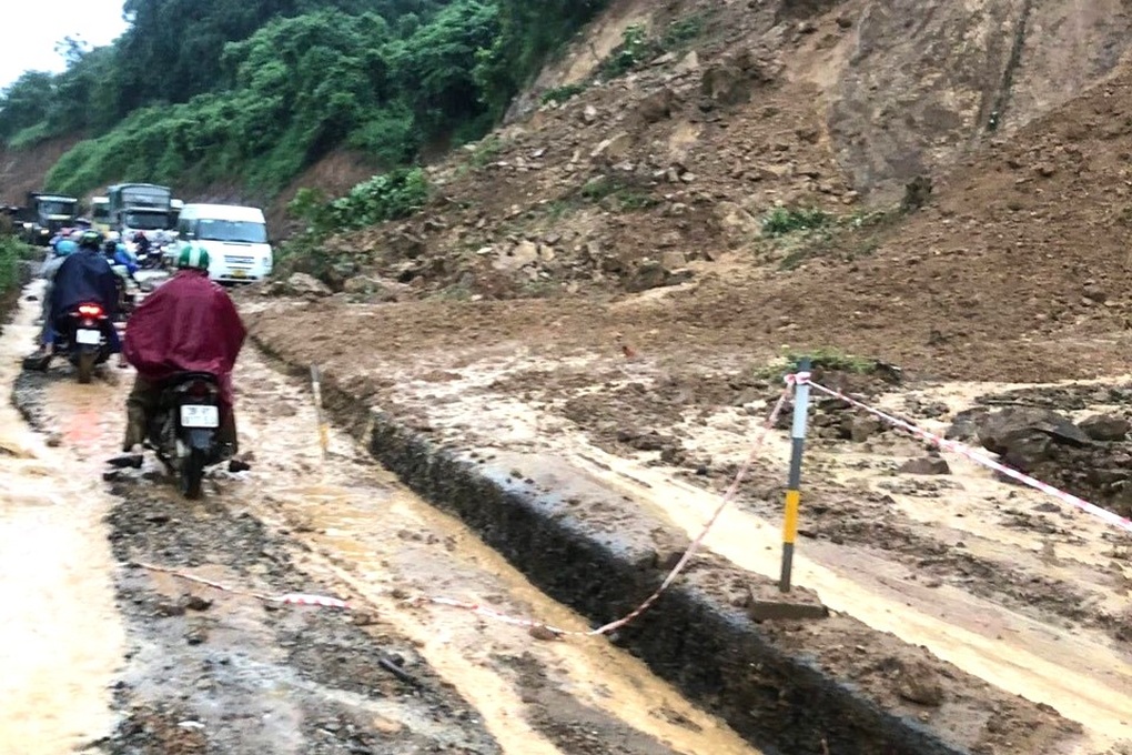Hàng nghìn khối đất đá sạt lở gây ách tắc dốc tử thần - 2 Hàng nghìn khối đất đá sạt lở gây ách tắc dốc tử thần - 2