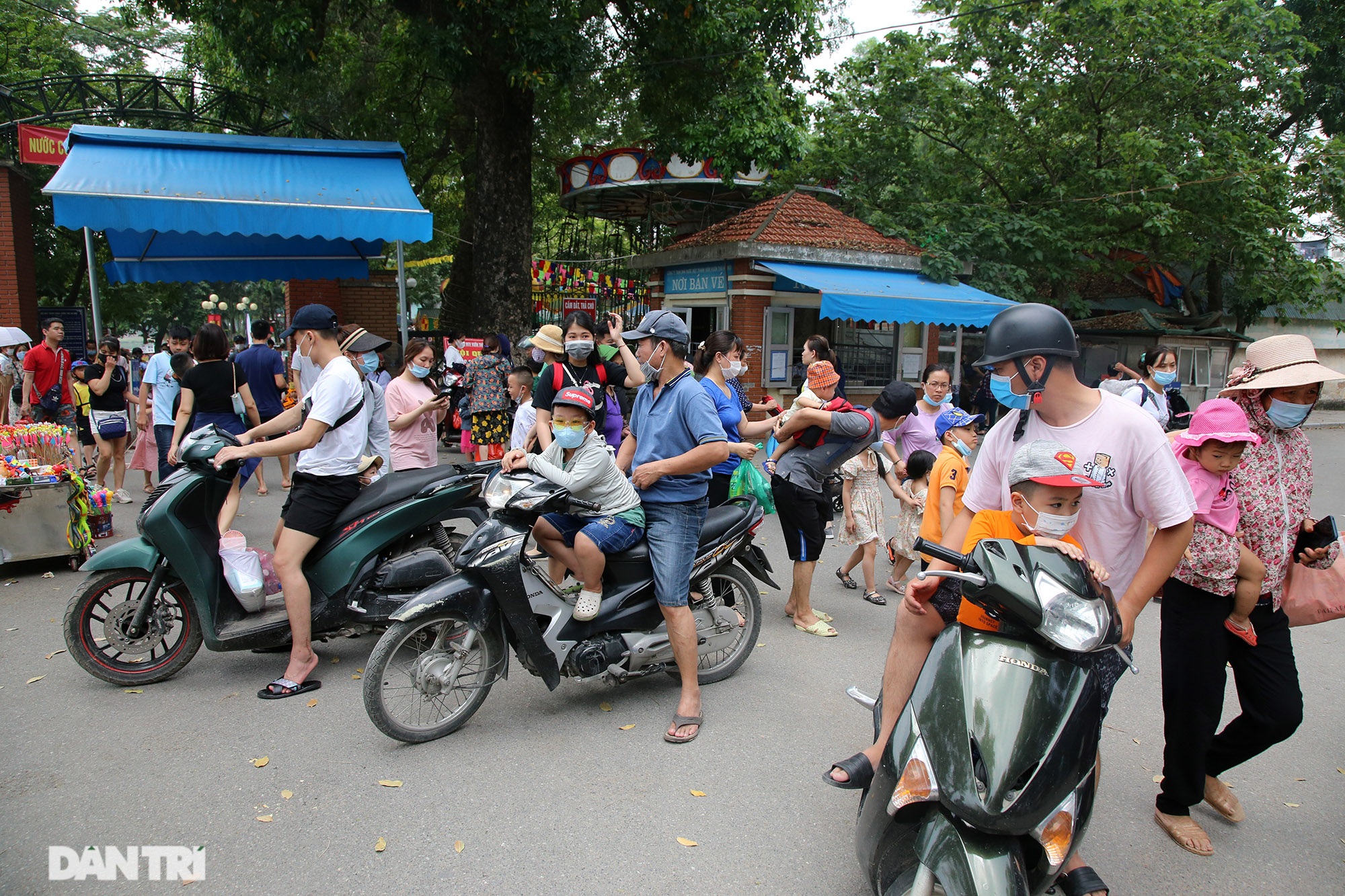 Mặc dù lo ngại dịch Covid-19, nhiều điểm vui chơi ở Hà Nội vẫn đông khách - 8 Mặc dù lo ngại dịch Covid-19, nhiều điểm vui chơi ở Hà Nội vẫn đông khách - 8