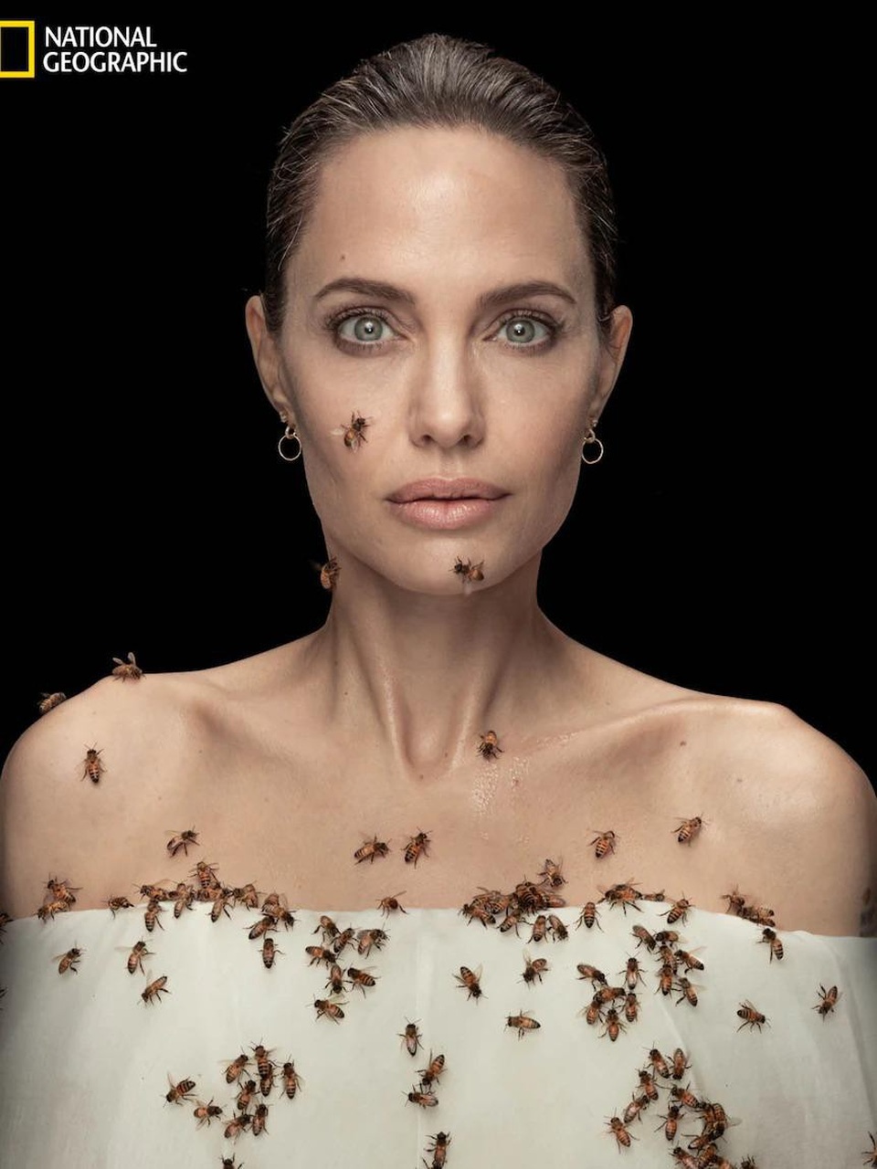 Angelina Jolie nhịn tắm 3 ngày để chụp ảnh quảng cáo - 1