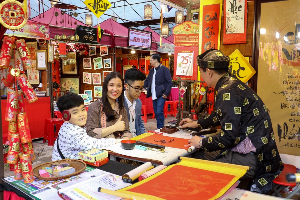 Mưa lạnh người dân vẫn đổ về Văn Miếu xin chữ đầu năm - 1 Mưa lạnh người dân vẫn đổ về Văn Miếu xin chữ đầu năm - 1