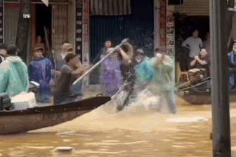 Nhóm người dùng gậy sắt, mái chèo đánh nhau giữa phố ngập lụt