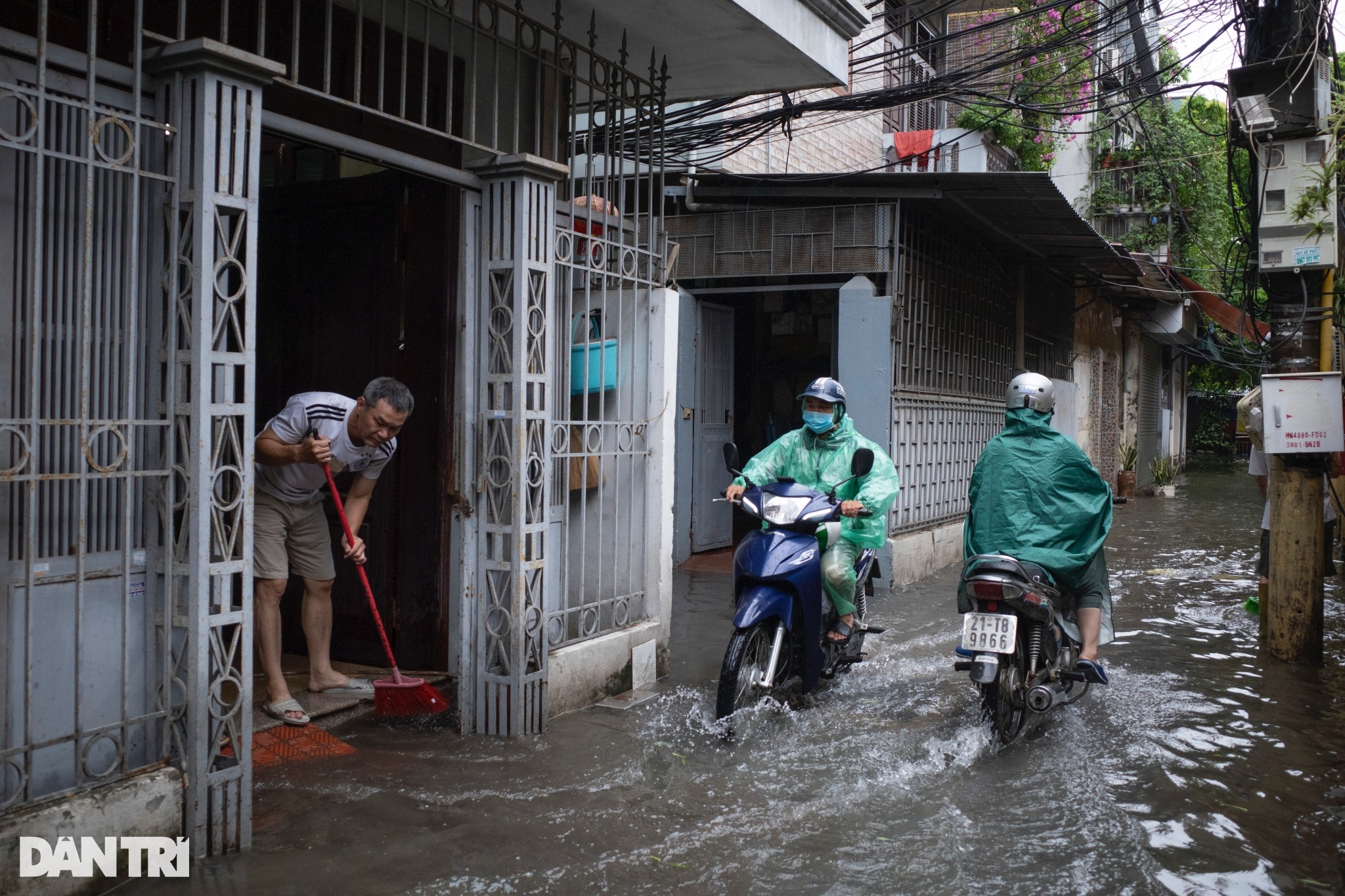 Mưa rả rích 2 ngày, Hà Nội ngập sâu nhiều tuyến phố, khu dân cư - 6