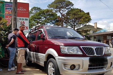 Quên khóa ô tô, nữ tài xế bị "khoắng" sạch tài sản