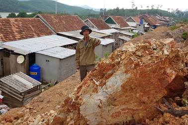 Quảng Bình: Di dời để tránh ngập lụt lại được đưa tới vùng sạt lở đất