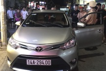 Quảng Ninh: Tài xế "taxi dù" nằm giữa đường khi bị cảnh sát kiểm tra
