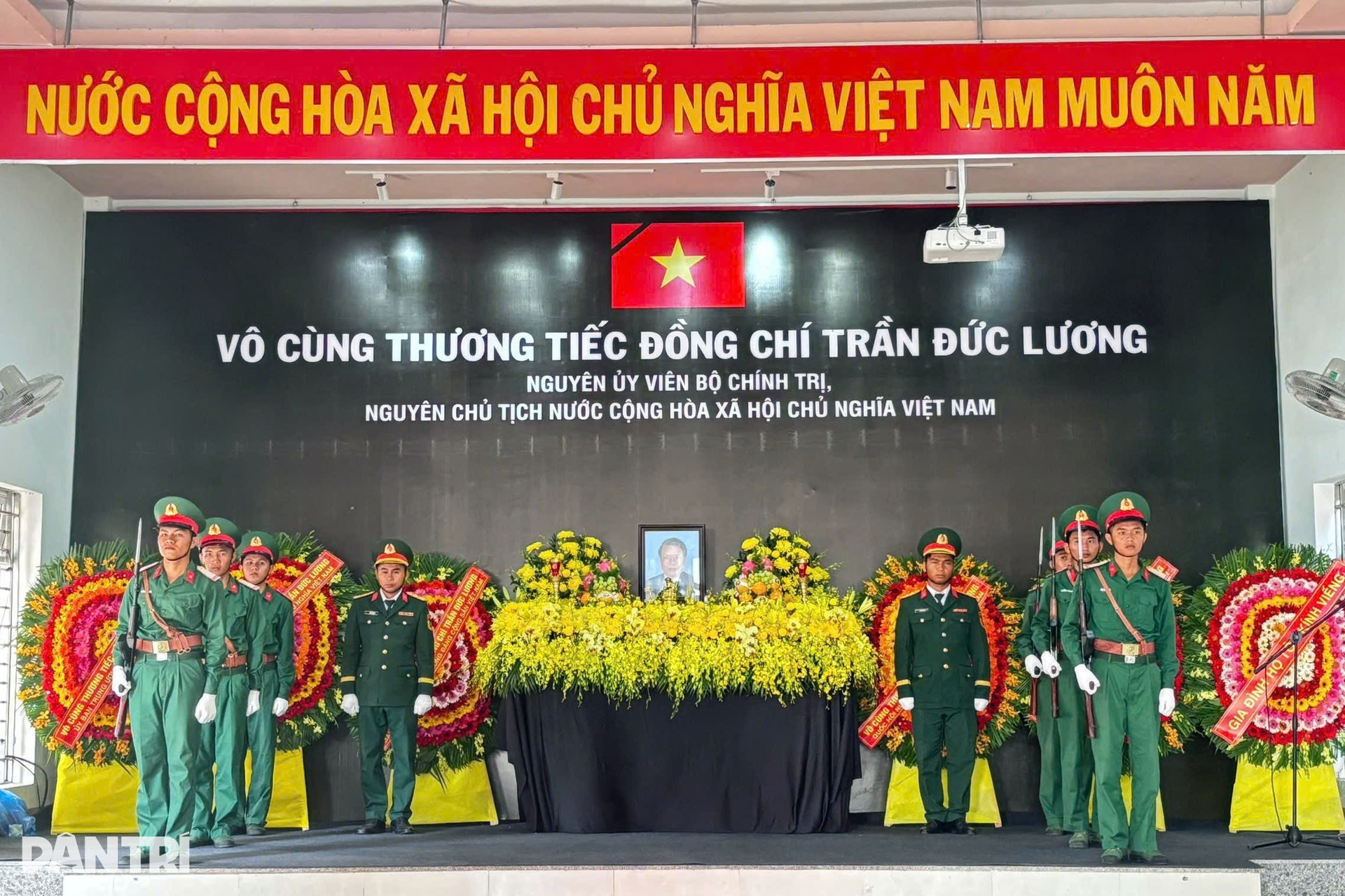Hình ảnh trang nghiêm lễ tang nguyên Chủ tịch nước Trần Đức Lương - 17 Hình ảnh trang nghiêm lễ tang nguyên Chủ tịch nước Trần Đức Lương - 17