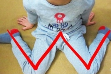 Đừng để trẻ ngồi như thế này trên sàn nhà