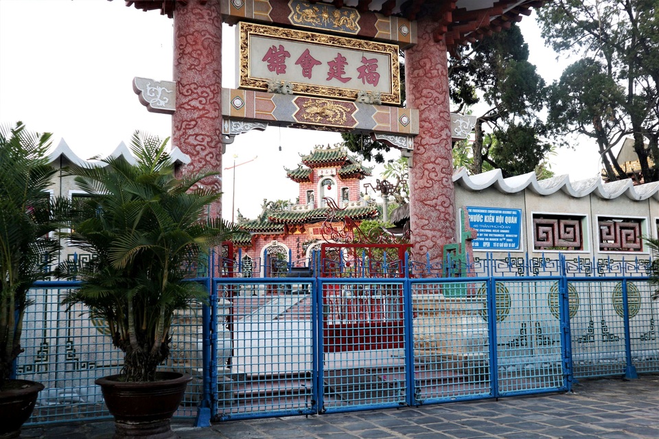 Du khách đổ về Hội An “xúng xính” check-in, dạo phố - 16