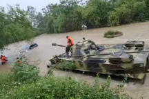Xôn xao hình ảnh xe tăng lội nước cứu ô tô mắc kẹt ở Tam Đảo