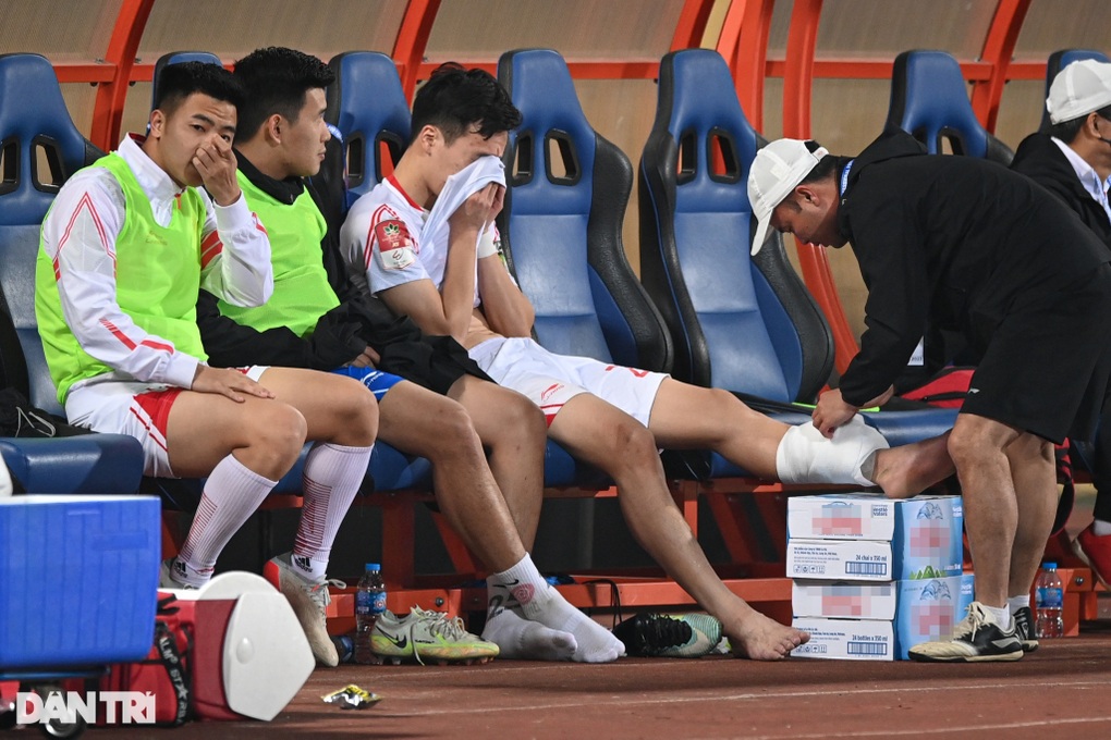 Cận cảnh pha vào bóng nguy hiểm khiến Hoàng Đức chấn thương - 3 Cận cảnh pha vào bóng nguy hiểm khiến Hoàng Đức chấn thương - 3