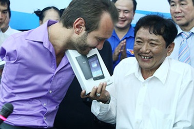 Nick Vujicic tặng xe lăn, máy tính bảng cho người khuyết tật VN