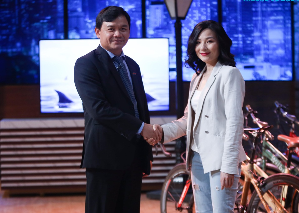 Kiểu đầu tư lạ lùng của Shark Phú: Rót vốn vì CEO xinh, không do sản phẩm? - 2 Kiểu đầu tư lạ lùng của Shark Phú: Rót vốn vì CEO xinh, không do sản phẩm? - 2