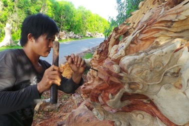 "Đút túi" chục triệu mỗi tháng nhờ đẽo gốc cây “bỏ đi”