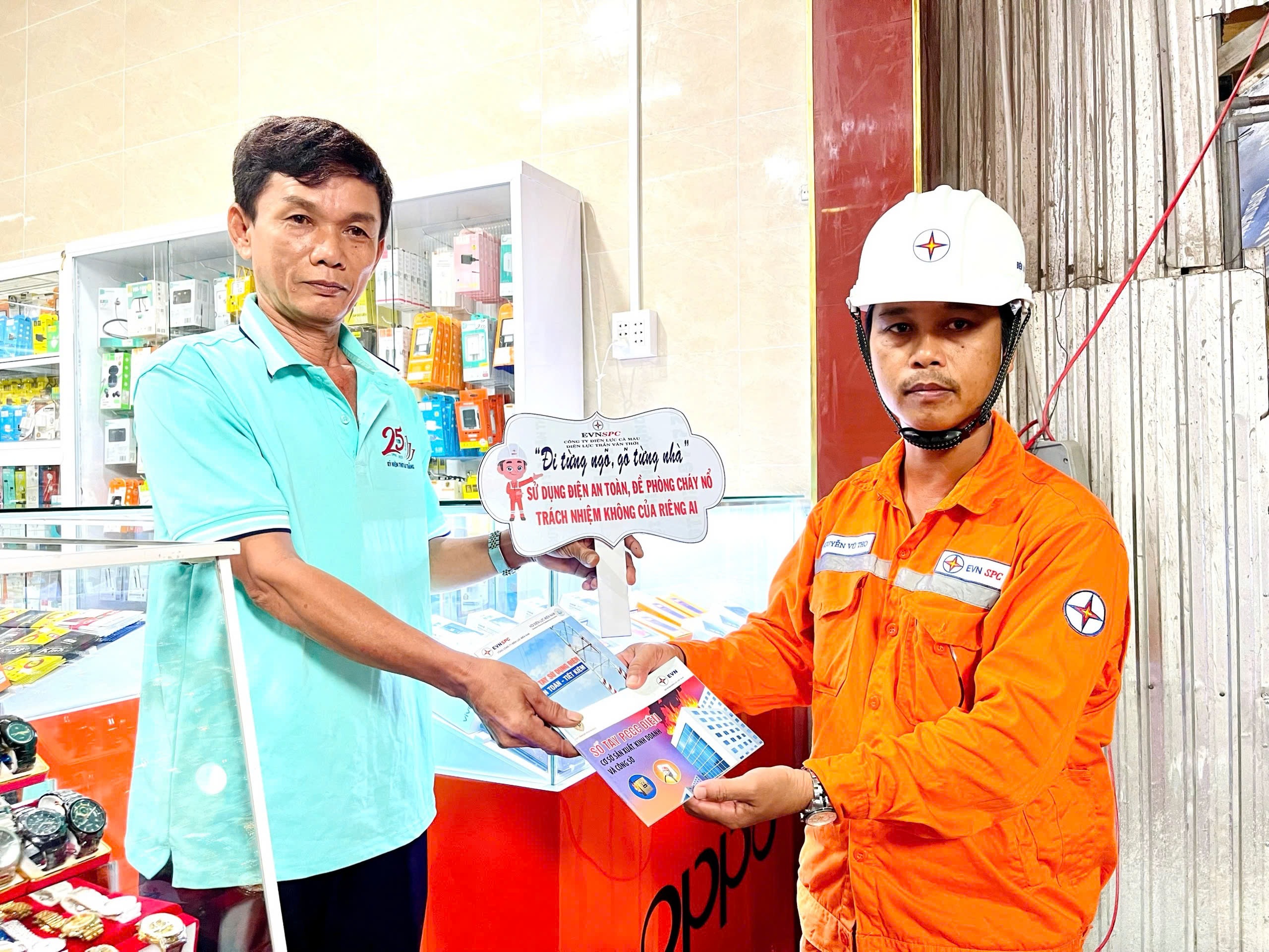 Ði từng ngõ, gõ từng nhà tuyên truyền, hướng dẫn sử dụng điện, đề phòng cháy nổ