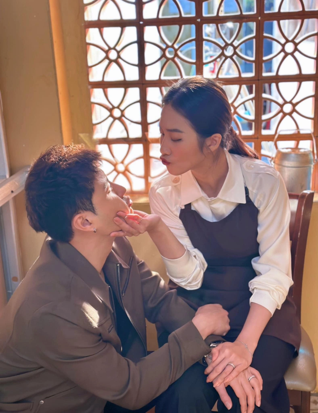 Thanh Sơn - Khả Ngân và loạt khoảnh khắc tình bể bình ở hậu trường phim - 7 Thanh Sơn - Khả Ngân và loạt khoảnh khắc tình bể bình ở hậu trường phim - 7