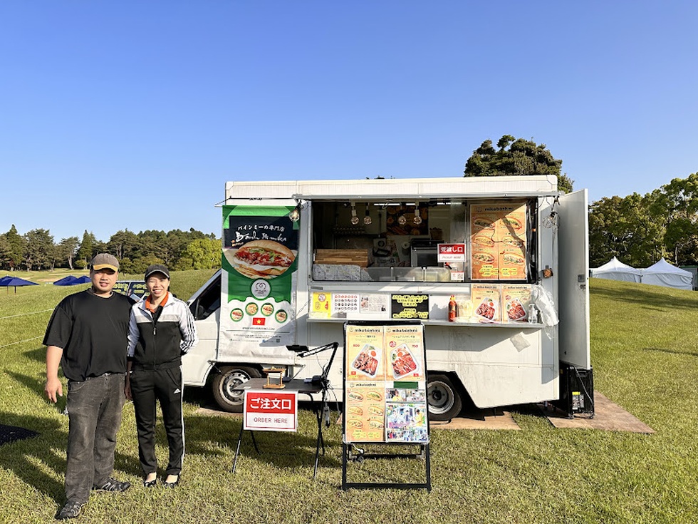 Cặp đôi Việt bán bánh mì ở Nhật: Hết cả nghìn chiếc, khách xếp hàng chờ mua - 2 Cặp đôi Việt bán bánh mì ở Nhật: Hết cả nghìn chiếc, khách xếp hàng chờ mua - 2