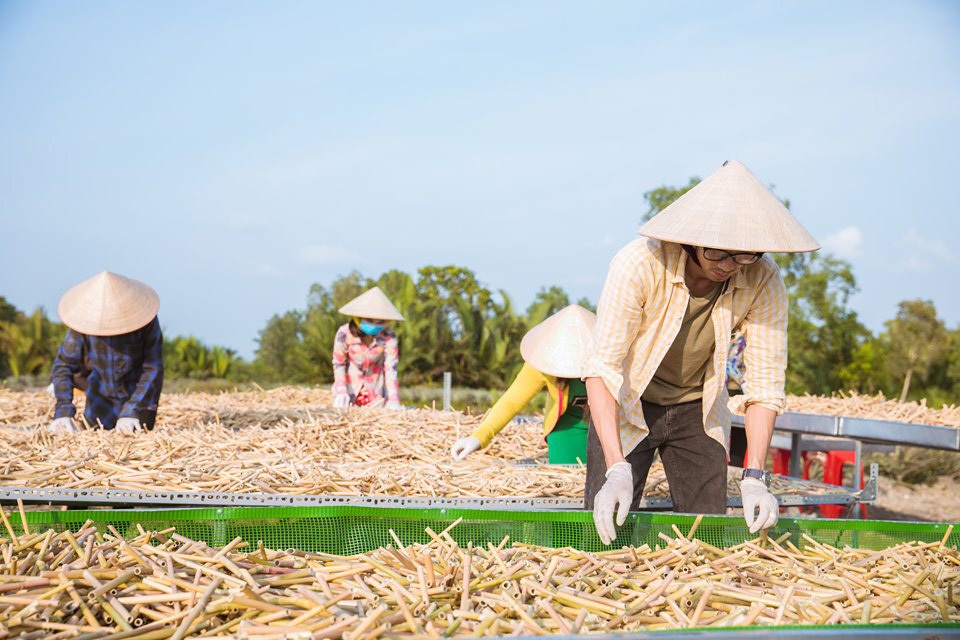 Chàng trai miền Tây bỏ chu du thế giới, về quê giúp bà con kiếm tiền - 2 Chàng trai miền Tây bỏ chu du thế giới, về quê giúp bà con kiếm tiền - 2