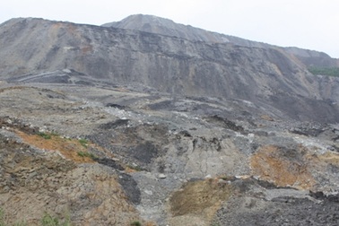 Núi phế thải đang có nguy cơ sạt lở tiếp