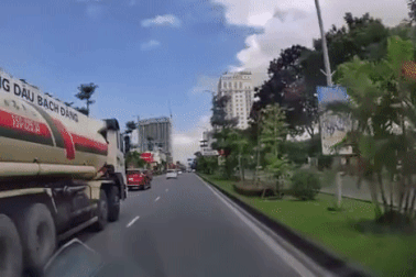 Tạt đầu xe bồn, chiếc Santa Fe lật nghiêng trên dải phân cách