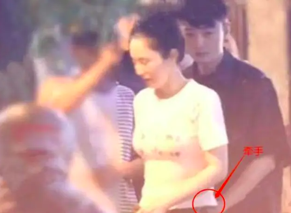“Điêu Thuyền” Đổng Tuyền hò hẹn với “phi công trẻ” kém 8 tuổi - 1 “Điêu Thuyền” Đổng Tuyền hò hẹn với “phi công trẻ” kém 8 tuổi - 1